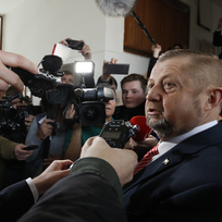 Ilustrační foto - Kandidát na hlavu slovenského státu Štefan Harabin odpovídá v Bratislavě na dotazy novinářů poté, co hlasoval v prezidentských volbách.  