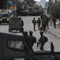 Ilustrační foto - Izraelští vojáci pátrají v obci Brukín po palestinském ozbrojenci.