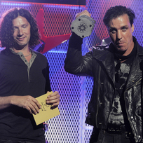 Členové německé rockové kapely Rammstein Till Lindemann (vpravo) a Christoph Schneider na snímku z předávání hudebních cen v Los Angeles 20. dubna 2011.