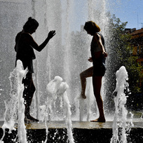 Vedra, dívky se fontáně - ilustrační foto.