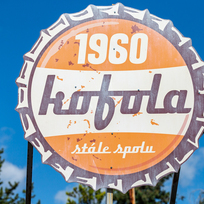 Na snímku z 15. srpna 2019 je historické logo firmy u vstupu do závodu v Krnově.