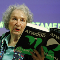 Ilustrační foto - Kanadská spisovatelka Margaret Atwoodová se svou knihou The Testaments na snímku z 10. září 2019.