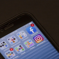 Ikonky aplikací Facebook a Instagram na displeji mobilního telefonu - ilustrační foto.