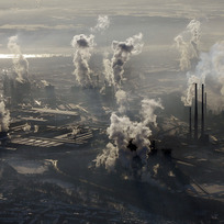 Ilustrační foto - Letecký pohled na kouřící komíny ocelárny. Ilustrační foto. 