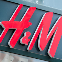 Ilustrační foto - Logo švédské oděvní firmy Hennes & Mauritz (H&M).