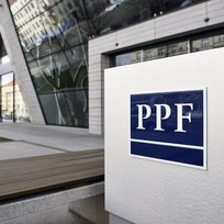 Logo skupiny PPF u jejího pražského sídla na snímku pořízeném 18. dubna 2017.