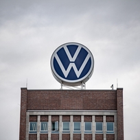 Logo společnosti Volkswagen na administrativní budově německé automobilky ve Wolfsburgu.