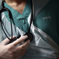 Lékař se stetoskopem - ilustrační foto.