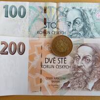 Nahoře je platná česká stokoruna, dole dnes už neplatná bankovka v hodnotě 200 Kč.
