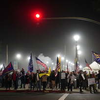 Ilustrační foto - Demonstranti v Kalifornii protestovali v sobotu 21. listopadu proti úřady nařízenému omezení vycházení v souvislosti s šířením covidu-19.