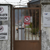 Ilustrační foto - Brána do areálu muničního skladu ve Vrběticích, které patří pod Vlachovice na Zlínsku, na snímku z 19. dubna 2021. Vrbětický muniční sklad v roce 2014 explodoval. Po sedmi letech vyšlo najevo podezření na zapojení ruské tajné služby do výbuchu.