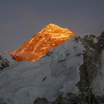 Mount Everest ozářený sluncem na snímku z 12. prosince 2015.