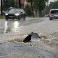 Zaplavená silnice, bouře, déšť, liják - ilustrační foto.