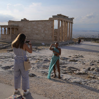 Ilustrační foto - Turisté u chrámu Parthenón v aténské Akropoli - ilustrační foto.