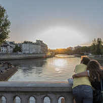 Ilustrační foto - Zamilovaný pár sleduje v Paříži západ slunce a jeho odraz na hladině Seiny 14. června 2021.