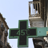 Venkovní teploměr na ulici ve městě Katánie na Sicílii, 11. srpna 2021.