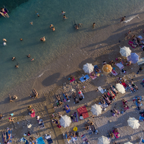 Ilustrační foto - Lidé na pláži v chorvatském Dubrovníku.