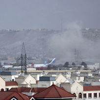 Kouř stoupající z místa výbuchu u letiště v afghánské metropoli Kábulu, 26. srpna 2021. 
