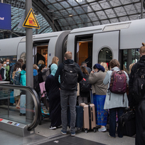 Ilustrační foto - Cestující nastupují do vlaku na hlavním nádraží v Berlíně, 4. září 2021.