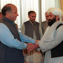 Ilustrační foto - Úřadujícím afghánským premiérem byl jmenován Muhammad Hasan Achund (na  archivním snímku z roku 1999 vpravo, vlevo pákistánský premiér Naváz Šaríf).