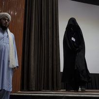 Ilustrační foto - Zahalená žena vchází do univerzity v Kábulu. 