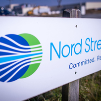 Cedule ukazuje směr k plynovodu Nord Stream 2 (na snímku z 16. září 2020).