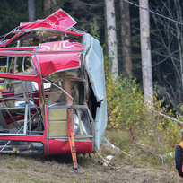 Odborníci ohledávají vrak kabiny lanovky na Ještěd, 1. listopadu 2021 v Liberci. Den předtím kabina spadla, při nehodě zemřel průvodčí. 