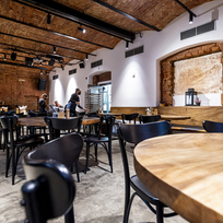 V době oběda téměř prázdná restaurace v centru Ústí nad Labem, 1. listopadu 2021. 