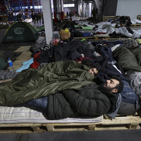Ilustrační foto - Spící migranti v hale logistického centra u bělorusko-polské hranice poblíž města Grodno, 21. listopadu 2021.