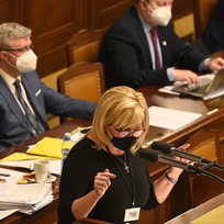 Ministryně financí v demisi Alena Schillerová při vystoupení na schůzi Poslanecké sněmovny, 14. prosince 2021 v Praze.