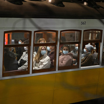Lidé v rouškách jedou v tramvaji v portugalském Lisabonu 17. prosince 2021.
