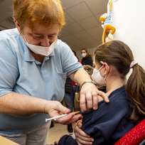 Ilustrační foto - Zdravotnice očkuje dívku vakcínou proti koronaviru 27. prosince 2021 v ústecké Masarykově nemocnici, kde začalo očkování dětí od pěti do jedenácti let.