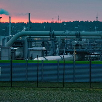 Pohled na potrubní systémy a uzavírací zařízení na přijímací stanici plynu plynovodu Nord Stream 2 Baltského moře.