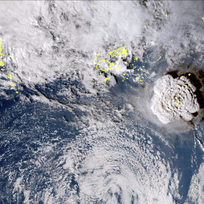 Výbuch podmořské sopky Hunga Tonga - Hunga Ha’apai, která leží asi 65 kilometrů od metropole tichomořského souostroví Tonga, na satelitním snímku. 