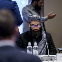 Anas Hakkání z delegace afghánského vládnoucího islamistického hnutí Tálibán. 