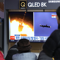 Ilustrační foto - Lidé na nádraží v Soulu sledují v televizi řízenou střelu, kterou 25. ledna 2022 testovala KLDR.