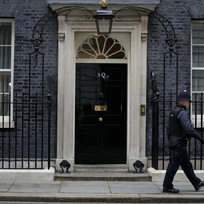 Policisté hlídkují před sídlem britského premiéra na londýnské Downing Street na snímku z 25. ledna 2022.