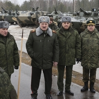 Ilustrační foto - Běloruský prezident Alexandr Lukašenko (uprostřed) v vojenskými armádními hovoří s novináři na vojenském výcvikovém prostoru u města Osipoviči, kde 17. února 2022 pokračovaly vojenské manévry běloruské a ruské armády.