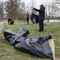 Ilustrační foto - Dobrovolníci uklízejí okolí Medkových rybníků v rámci akce Ukliďme Česko, 2. dubna 2022, Kroměříž.