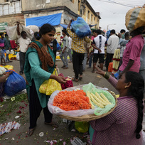 Ilustrační foto Indie a jeho obyvatel. Žena vyjednává s prodejkyní na trhu v Bengaluru.