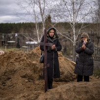 Ilustrační foto - Vera Ptitsyna, 63, vpravo, stojí se svou dcerou Olenou, 45, a truchlí na hrobě svého manžela, Jurije Ptitsyna, 74, který zemřel kvůli nedostatku lékařské péče během měsíční ruské okupace města, během jeho pohřbu v Buče.