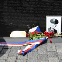 Ministryně obrany Jana Černochová a členové její delegace ve Washingtonu 24. dubna 2022 uctili památku Čechoslováka Franka Newmana, který se postavil komunistům a jako americký pilot zemřel ve Vietnamu.