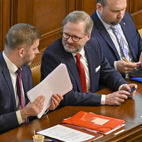 Zleva ministr vnitra Vít Rakušan, premiér Petr Fiala a ministr práce a sociálních věcí Marian Jurečka na schůzi Poslanecké sněmovny, 26. dubna 2022, Praha. 