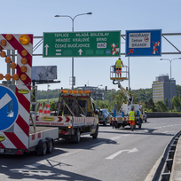 Silničáři začali vyznačovat objížďky a dopravní omezení před pondělním zahájením rekonstrukce Barrandovského mostu, 14. května 2022, Praha.
