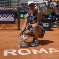 Tenisová jednička Iga Šwiateková porazila ve finále antukového turnaje v Římě Ons Džabúrovou dvakrát 6:2, v italském hlavním městě obhájila loňský triumf a připsala si 28. výhru za sebou. 
