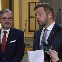 Premiér Petr Fiala (vlevo) a ministr vnitra Vít Rakušan na tiskové konferenci po jednání vlády v Praze 17. května 2022.