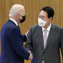 Americký prezident Joe Biden (vlevo) a jeho jihokorejský protějšek Jun Sok-jol se setkali 20. května 2022 v Soulu.