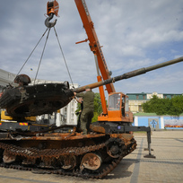Ilustrační foto - Ukrajinští vojáci na snímku z 20. května 2022 instalují zničený ruský tank v centru Kyjeva jako symbol války.