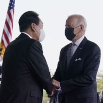 Americký prezident Joe Biden (vpravo) a jeho jihokorejský protějšek Jun Sok-jol se setkali 21. května 2022 v Soulu.