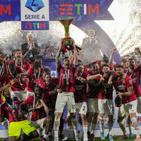 Fotbalisté AC Milán s trofejí pro vítěze italské ligy po utkání 38. kola na hřišti Sassuola, 22. května 2022. 